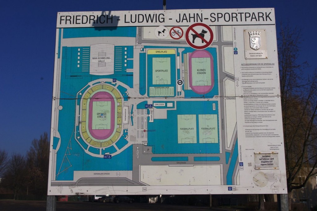 Übersichtsplan auf dem Gelände des Jahn-Sportparks in Prenzlauer Berg: früher Grenzlage an der Berliner Mauer und Mielkes Showbühne, heute Sanierungsfall