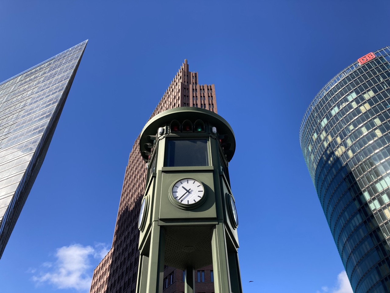 Stadtbild Potsdamer Platz mit Renzo Piano-Tower, Helmut Jahn-Tower, dazwischen verdeckt durch historische Ampel: Hans Kollhoff-Tower