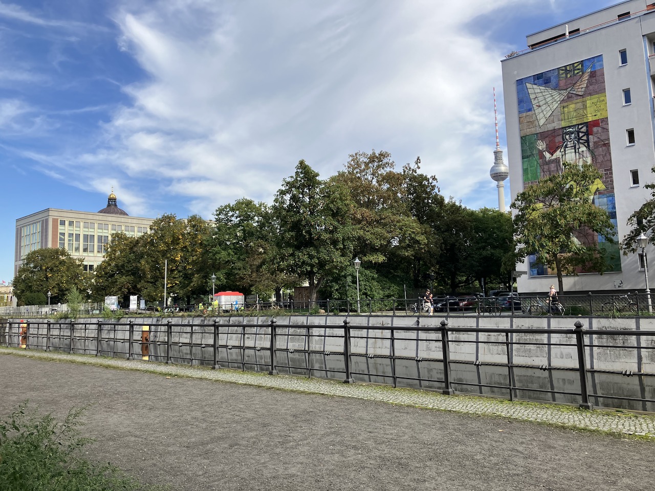 Spreekanal mit Fernsehturm, Wandbild an einem Plattenbau, Ecke des Staatsratsgebäudes und Kuppelspitze des Berliner Schlosses
