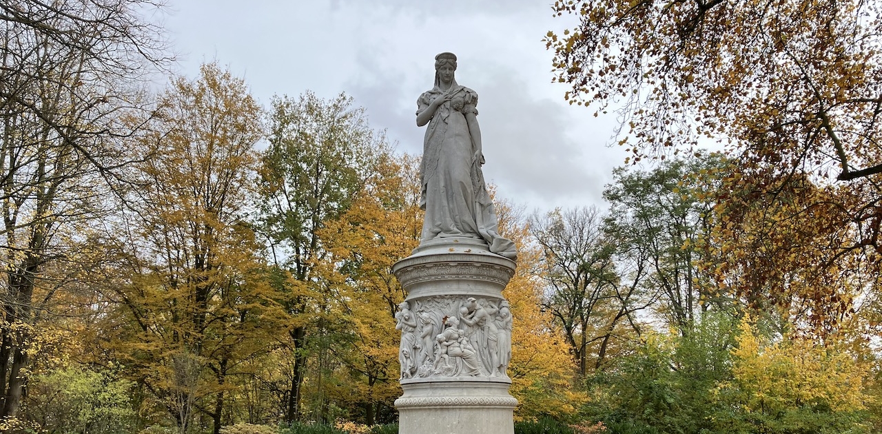 Marmordenkmal in einem Park