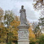 Marmordenkmal in einem Park