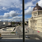 Schlossplatz Gelbes Schloss mit Kuppel an Straße unter heiterem Himmel