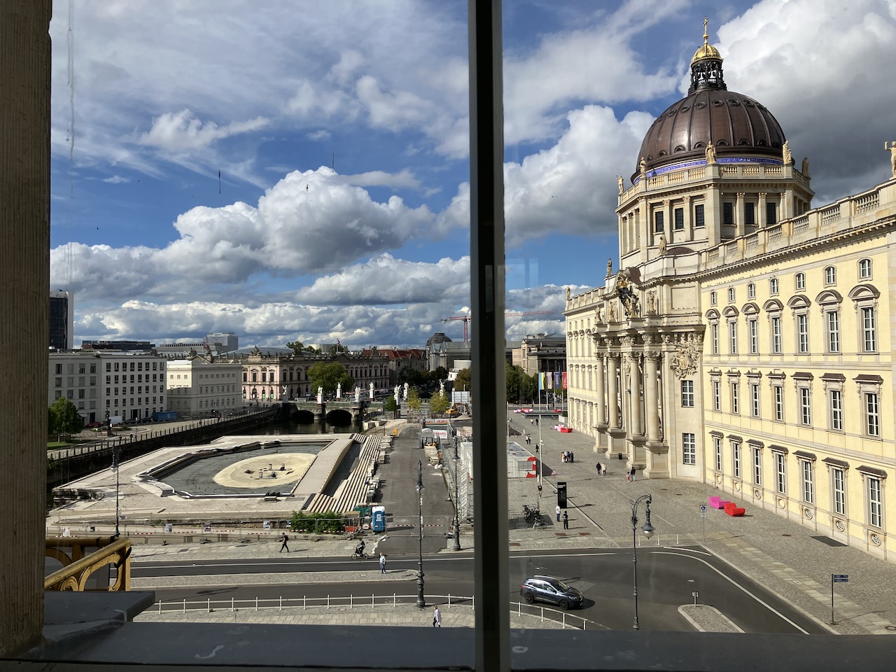 Gelbes Schloss mit Kuppel an Straße unter heiterem Himmel