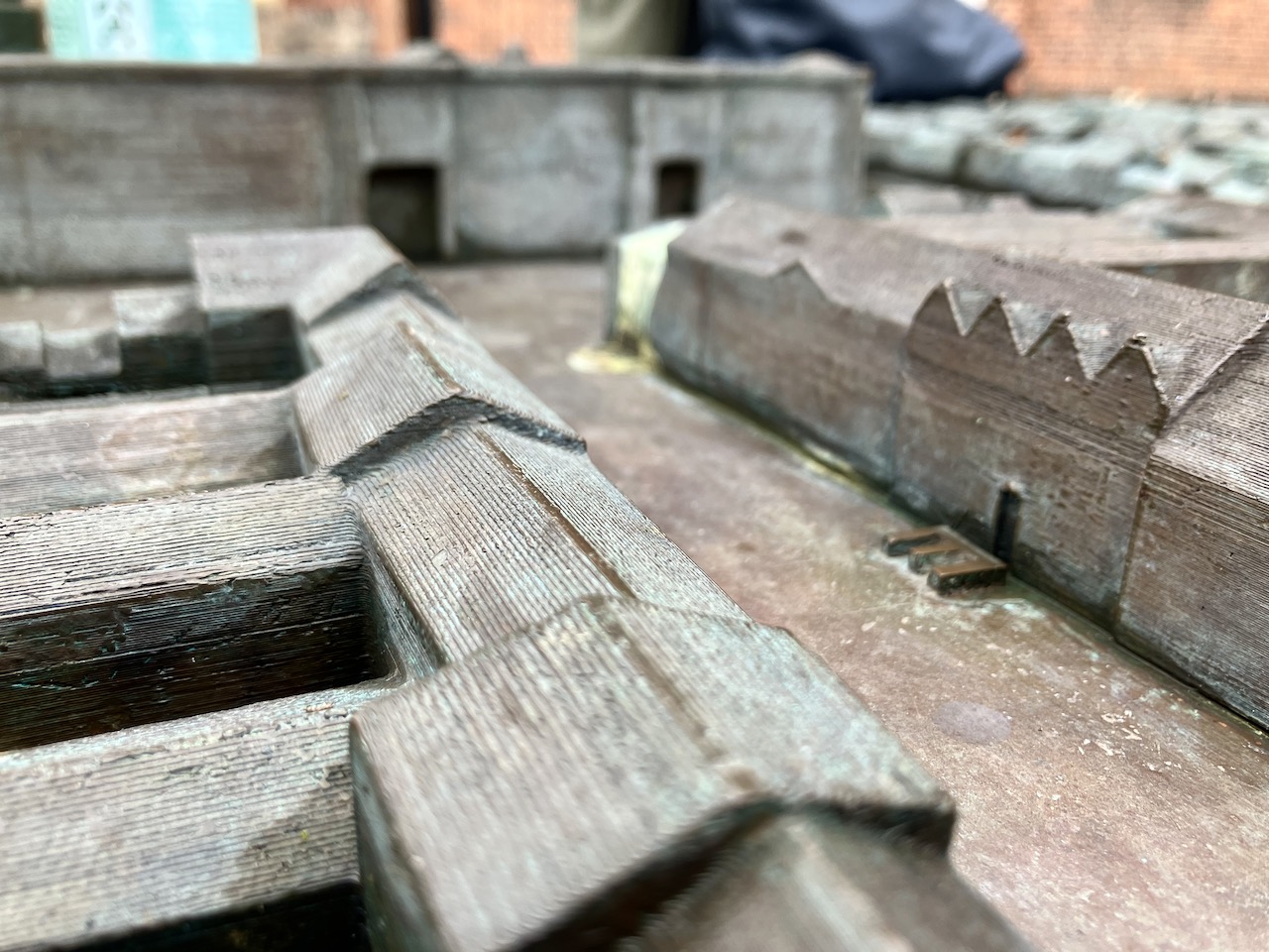 Straßenhäuser auf einem Bronze-Modell