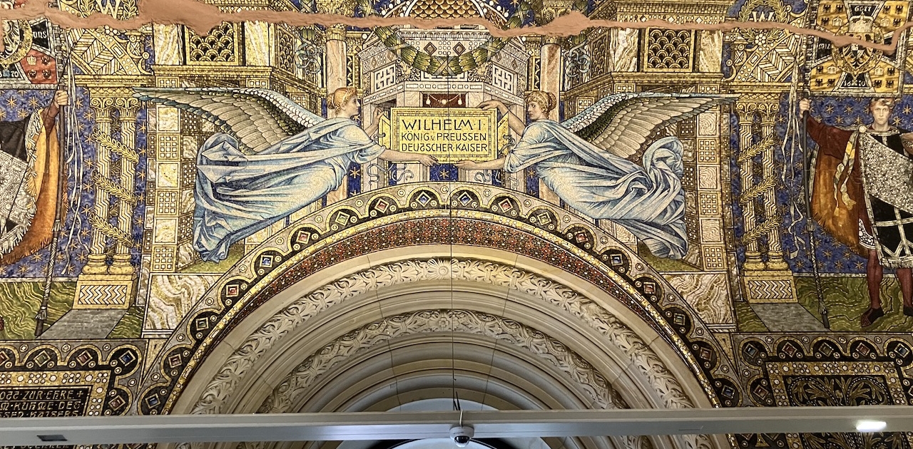 Zwei Engel in einem Bild halten ein Schild, auf dem der Name Wilhelm I. steht.