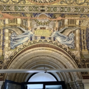 Zwei Engel in einem Bild halten ein Schild, auf dem der Name Wilhelm I. steht.